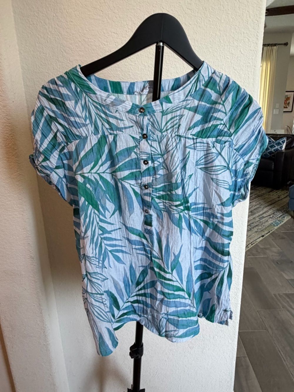 Westbound Short-Sleeve Tropical Leaf Button-Front Top in Teal & White M